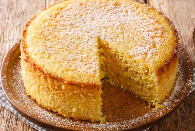 Andiamo quindi a riversare il composto ottenuto in una tortiera imburrata e infarinata. Cuociamo a 180 gradi in modalità statica per circa 35-40 minuti e facciamo una prova stecchino prima di spegnere il forno. Lasciamo raffreddare completamente la torta prima di toglierla dallo stampo e spolverare con lo zucchero a velo.