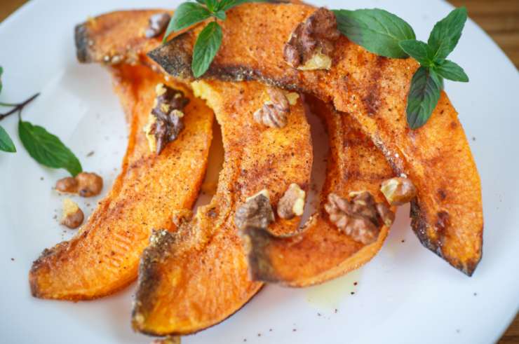 Cuociamo a 200 gradi per circa 15-18 minuti, ricordandoci di aprire il cestello a metà tempo per girare le fette una ad una. Quando i bordi risultano dorati e la polpa è morbida se infilzata con una forchetta, estraiamo il tutto e aggiustiamo il sale se serve: serviamo subito in tavola, squisita!