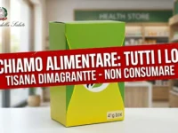 Confezione verde di tisana dimagrante con banner rosso di allerta del Ministero della Salute per richiamo alimentare di tutti i lotti.