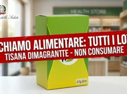 Confezione verde di tisana dimagrante con banner rosso di allerta del Ministero della Salute per richiamo alimentare di tutti i lotti.