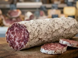 Salame nostrano artigianale su tagliere in legno per avviso richiamo alimentare Ministero