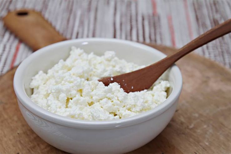 In una ciotola capiente, schiacciate la ricotta ben fredda di frigo con una forchetta finché non diventa una crema. Unite l’uovo, il parmigiano reggiano grattugiato, un pizzico di sale ed una grattugiata di noce moscata. Versate la farina setacciata sul composto e lavorate velocemente con le mani: il segreto è non scaldare l’impasto e non stressarlo troppo perché deve risultare morbido e setoso.
