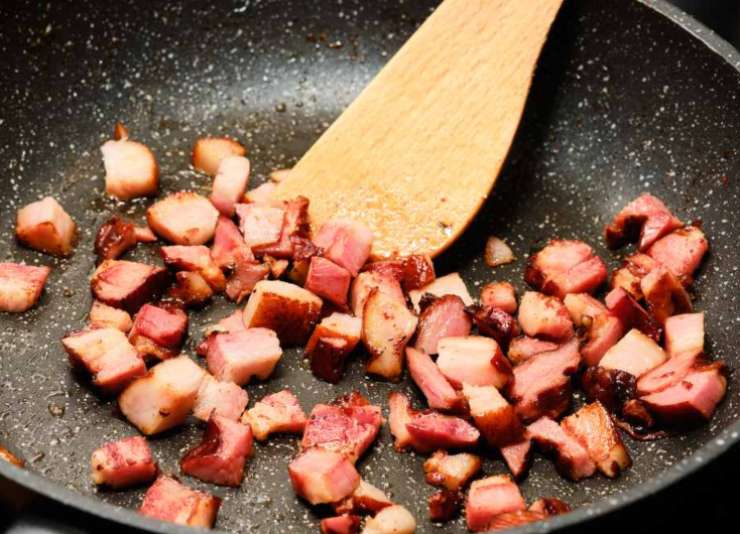 In una casseruola, fate appassire lo scalogno tritato con un filo d’olio extra vergine d’oliva. Aggiungete il riso e tostatelo, poi sfumate con il vino bianco e lasciate evaporare l’alcol. Portate il riso a cottura aggiungendo il brodo bollente un mestolo alla volta, poi a metà della preparazione unite le fave intere rimaste.