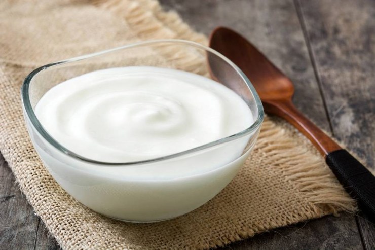In una ciotolina, emulsionate lo yogurt greco con la senape, il limone, il sale e l’erba cipollina. Versate quindi il dressing sopra l’insalata solo un momento prima di portarla in tavola: completate con una macinata di pepe fresco e gustate la vostra insalata fresca e primaverile!