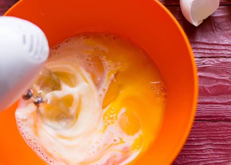 In una ciotola grande mescolate la farina, il lievito, il parmigiano, il sale ed il pepe. In un’altra ciotola invece sbattete velocemente le uova con il latte e l’olio. Iniziate ora ad incorporare gli ingredienti secchi a quelli liquidi mescolando con un cucchiaio o una forchetta. Attenzione perchè se restano dei grumi non sarà un problema, ma se invece mescolate troppo, i muffin diventeranno duri.
