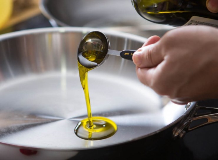 Passate poi gli involtini nella farina, scuotendo quella in eccesso. In una padella antiaderente, sciogliete il burro con un filo d’olio extra vergine d’oliva. Rosolate gli involtini a fiamma vivace su tutti i lati finché saranno dorati, quindi versate il vino bianco ed il succo di limone.