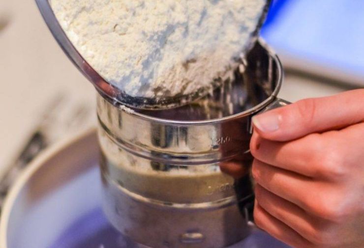 Setacciate a parte la farina insieme al lievito ed iniziate ad incorporarli poco alla volta, lavorando molto poco l’impasto e cercando di evitare la formazione di grumi. A questo punto sistemate i pirottini nello stampo per muffin e versate un cucchiaio abbondante di impasto sul fondo di ognuno di essi. Infornate solo con questo primo strato per 3 minuti a 180 gradi: in questo modo si formerà una base solida che impedirà alla marmellata di affondare.