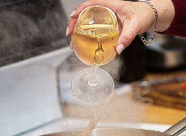 Versate il vino bianco e lasciatelo evaporare completamente, quindi iniziate ad aggiungere il brodo un mestolo alla volta. A metà cottura, aggiungete i piselli rimasti interi e proseguite la cottura fino a che il riso sarà ancora al dente.