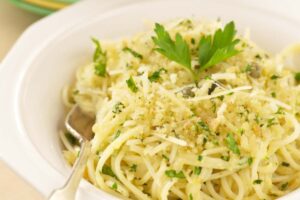 spaghetti con pangrattato spaghetti con pangrattato e aromi