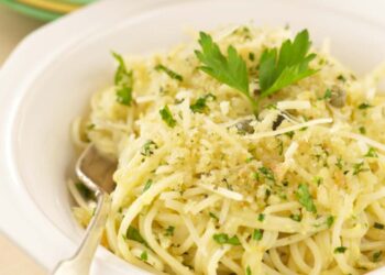 spaghetti con pangrattato e aromi