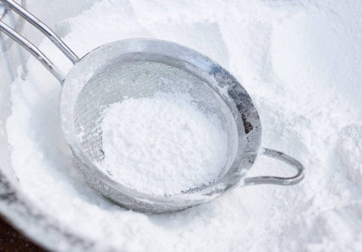 Ricavate dei filoncini, intrecciateli e posizionateli su una leccarda foderata di carta da forno, distanziandoli tra loro. Fate lievitare ancora un’ora in forno spento, poi spennellate con tuorlo e latte in ugual misura e cuocete a 180 gradi in modalità ventilata per circa 15 minuti. Estraete, fate intiepidire, spolverizzate con zucchero a velo e gustatele!