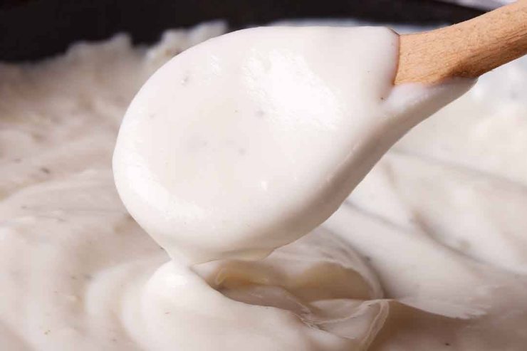 Prendete una crespella, farcite il centro con un bel cucchiaio di composto e arrotolate a cannellone (o piegate a fazzoletto). Sporcate il fondo di una pirofila con poca besciamella, adagiate le crespelle una accanto all’altra e coprite con la besciamella rimasta ed una bella spolverata di parmigiano grattugiato.