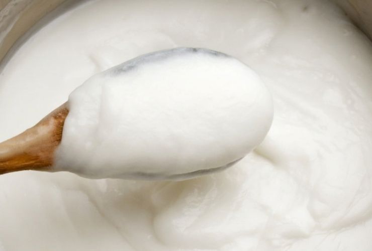 Versiamo il latte caldo sui tuorli filtrandolo per eliminare il baccello di vaniglia, continuando a mescolare con una frusta a mano. Riportiamo il composto sul fuoco a fiamma dolce per un paio di minuti, continuando a girare con un cucchiaio finché la crema non inizia ad addensare;