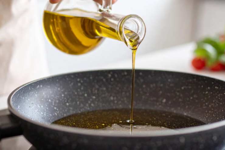 Continuiamo a impastare fino a ottenere un panetto morbido ed elastico da cui staccare delle porzioni e lavorare a formare delle palline. Schiacciamo le palline per dare la forma di una focaccina. Scaldiamo l’olio d’oliva in una padella antiaderente e quando è calda adagiamo le focaccine e copriamo con un coperchio;