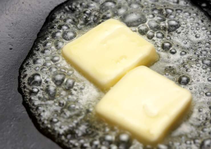Prendiamo uno stampo per torte a cerniera e foderiamo con la carta da forno. Riversiamo metà delle briciole di biscotti e il burro e lavoriamo fino a ottenere un panetto simile alla pasta frolla, appiccicoso, da schiacciare a formare la base e il bordo della sbriciolata;