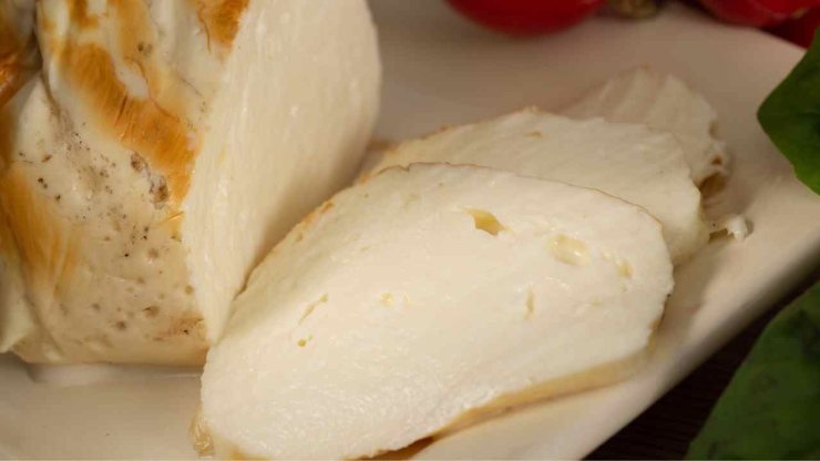 Assemblate ora la lasagna: iniziate con un velo di besciamella sul fondo della teglia. Procedete quindi alternando sfoglie di pasta, besciamella a coprire bene i bordi, carciofi e pancetta croccante. Proseguite con cubetti di provola ed una spolverata generosa di parmigiano, ripetendo per almeno 4 o 5 strati.