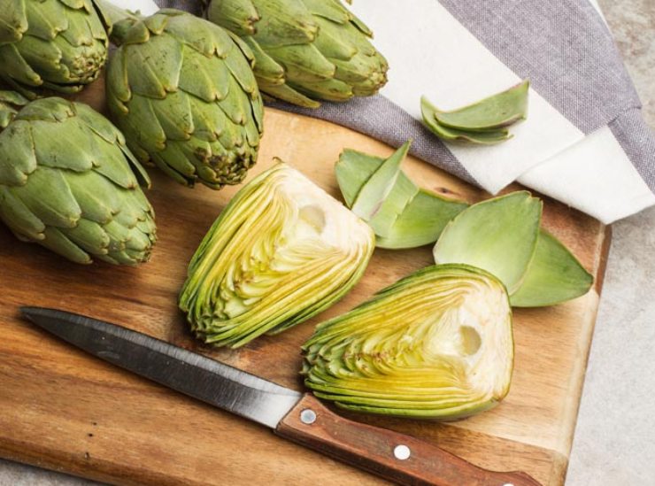 Puliteli e tagliateli a fettine sottili magari aiutandovi con una mandolina. Fateli saltare in padella con aglio, olio extra vergine d’oliva ed un goccio d’acqua finché diventano teneri: salate e pepate, lasciate insaporire un minuto e spegnete. Mescolate metà della besciamella con i carciofi ed i cubetti di scamorza e procedete ad assemblare il piatto.