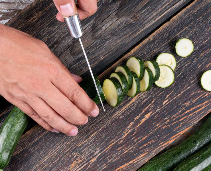 Fate soffriggere appena, aggiungete le zucchine tagliate a rondelle sottili o grattugiate grossolanamente, quindi salate e fatele saltare a fuoco vivace per 5/6 minuti finché saranno tenere. Trasferite 3/4 delle zucchine in un mixer, aggiungete lo zafferano sciolto in un cucchiaio di acqua calda della pasta ed il parmigiano reggiano grattugiato. Frullate fino ad ottenere una crema densa.