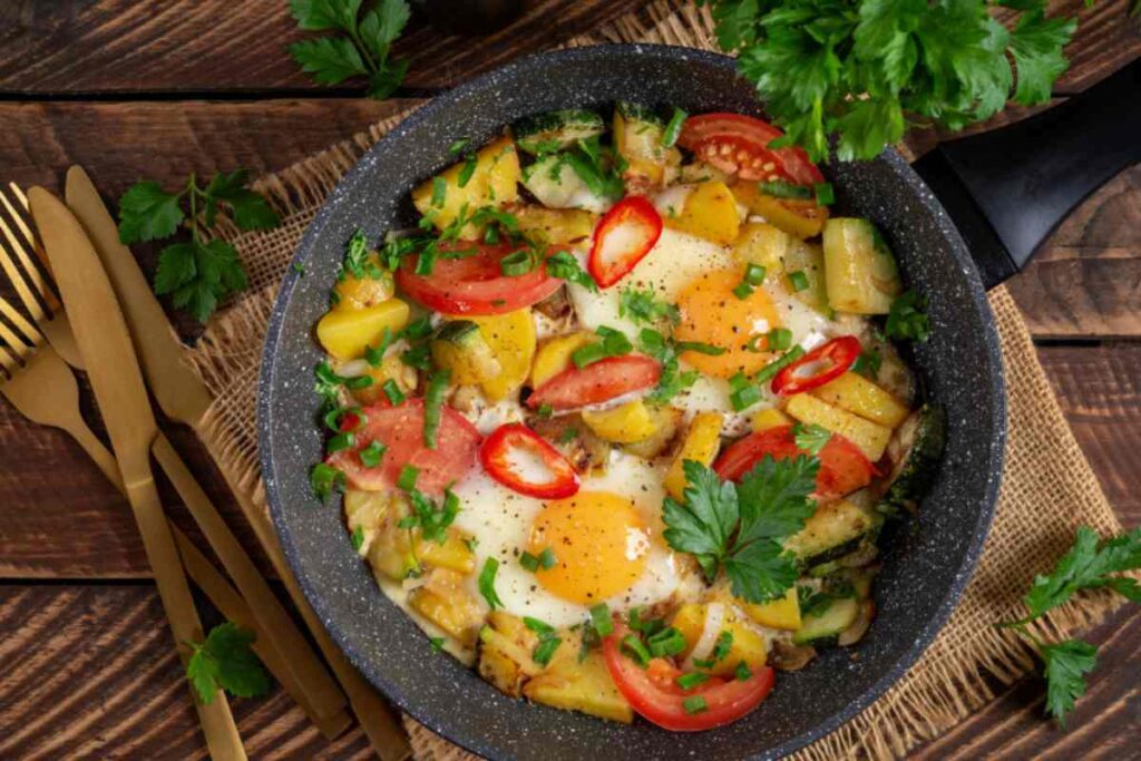 uova con patate e pomodori in padella