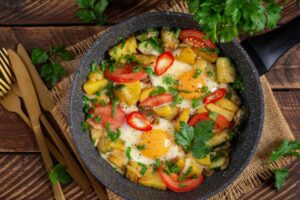 uova patate pomodori padella uova con patate e pomodori in padella