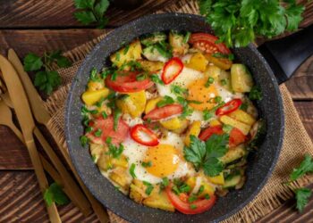 uova con patate e pomodori in padella