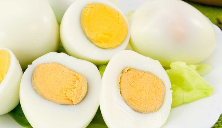 In una ciotola capiente, disponete la misticanza ben lavata ed asciugata: affettate i rapanelli molto sottili (usate una mandolina se possibile) e versateli in acqua e ghiaccio per qualche minuto. Scolateli ed uniteli all’insalata. Sbucciate con cura le uova sode avanzate, tagliatele in quarti o a fette spesse ed adagiatele sopra il letto di insalata insieme agli asparagi.