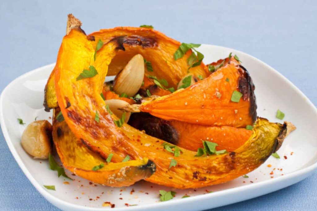 zucca arrostita in un piatto