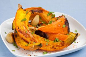 zucca arrostita in un piatto