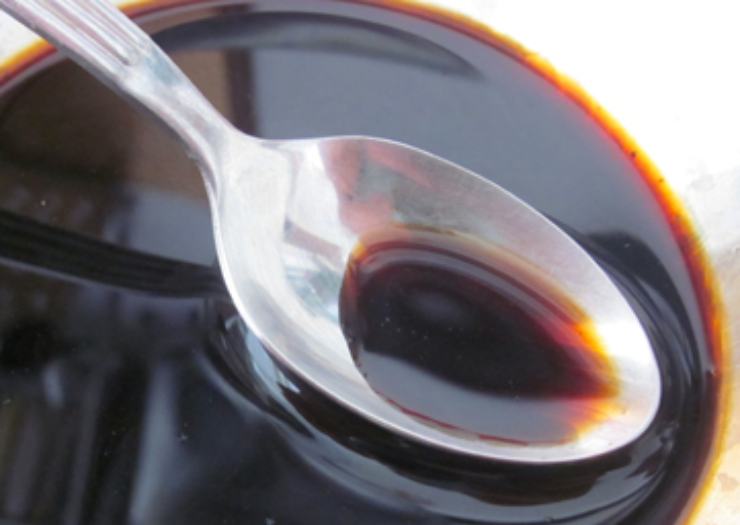 Scaldate benissimo una piastra o una padella di ghisa antiaderente. Quando sarà rovente, adagiate gli spiedini di verdura e cuoceteli a fuoco medio alto per circa 8-10 minuti, girandoli con l’aiuto di una pinza da cucina, finché le verdure risulteranno tenere ma ancora sode. Intanto preparate la laccatura: in una ciotolina emulsionate l’aceto balsamico con il miele ed un pizzico di sale. Durante gli ultimi 2 minuti di cottura, spennellate la glassa direttamente sulle verdure calde. Lasciate caramellare pochi istanti per lato e servite subito con una spolverata di pepe nero e basilico fresco. Buon appetito!