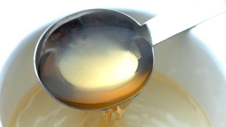 Coprite con il coperchio e lasciate cuocere per circa 10 minuti: i peperoni dovranno ammorbidirsi, ma senza sfaldarsi. In una tazzina mescolate l’aceto con lo zucchero fino a farlo sciogliere completamente. Togliete il coperchio dalla padella, rialzate la fiamma, unite il pollo messo da parte e versate la miscela di aceto e zucchero. Lasciate sfumare per un minuto a fuoco vivo, muovendo la padella. Spegnete, completate con il basilico fresco e servite subito con il suo sughetto cremoso!