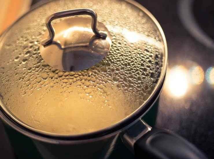 In una ciotola capiente, stemperate il pesto di pistacchi appena realizzato con un po’ di mestoli di acqua di cottura della pasta, quindi scolate gli spaghetti al dente direttamente nella ciotola con il pesto. Mescolate energicamente per amalgamare il tutto. Se serve, aggiungete altra acqua di cottura: deve risultare una crema fluida e vellutata. Impiattate subito aggiungendo sopra la granella di pistacchi ed di prosciutto croccante e gustate!