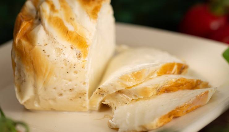 Abbassate leggermente la fiamma, coprite con un coperchio per un paio di minuti in modo da facilitare la fusione uniforme dei formaggi. Togliete il coperchio e lasciate cuocere scoperto per l’ultimo minuto, permettendo al formaggio sul fondo di creare una crosticina croccante. Spegnete, completate con una generosa macinata di pepe nero, le barbette verdi tritate ed il timo fresco. Servite subito in tavola ben calda e filante!
