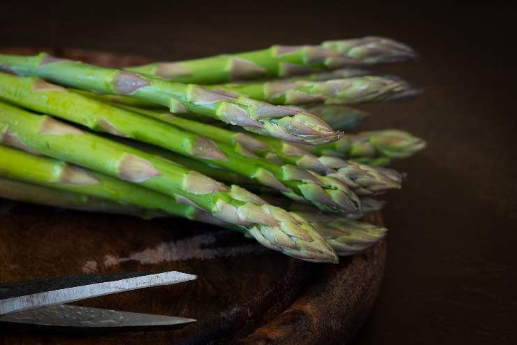 Lavate gli asparagi, eliminate la parte finale del gambo più dura e legnosa e sbollentateli in acqua leggermente salata per soli 3 minuti. Scolateli e tuffateli in acqua fredda per bloccare la cottura. Disponete le fettine di petto di pollo su un tagliere e battetele delicatamente con un batticarne per renderle sottili e uniformi. Salate leggermente ogni fettina di pollo e pepate a piacere. Spalmate un cucchiaio generoso di formaggio fresco su tutta la superficie della carne.