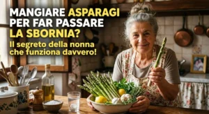 Una simpatica nonna in cucina mostra un mazzo di asparagi freschi come rimedio naturale per far passare la sbornia e depurare il fegato.
