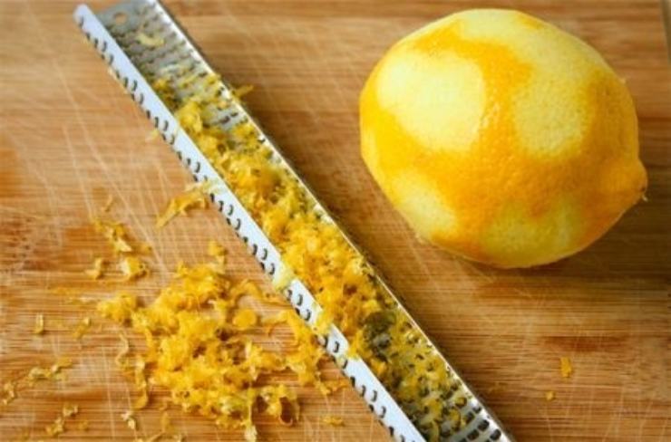 Unite un mestolo di acqua di cottura e saltate energicamente a fiamma viva per creare l’emulsione. Spegnete il fuoco (o tenete la fiamma al minimo), aggiungete i cubetti di spada messi da parte ed il loro sughetto, quindi girate delicatamente per pochi secondi. Servite e rifinite ogni piatto con una grattugiata di scorza di limone fresca e qualche fogliolina di menta spezzettata a mano. Buon appetito!
