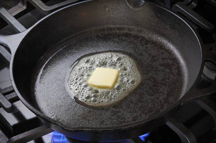 In un’ampia padella antiaderente, scaldate l’olio extravergine d’oliva con la noce di burro. Adagiate gli involtini e cuoceteli a fuoco medio per circa 5 minuti, girandoli delicatamente per far dorare il prosciutto su tutti i lati. Alzate la fiamma, sfumate con il vino bianco e lasciate evaporare l’alcol. Abbassate il fuoco, coprite e lasciate cuocere per gli ultimi 4-5 minuti fino a creare una cremina densa e saporita. Servite subito ben caldi e buon appetito!