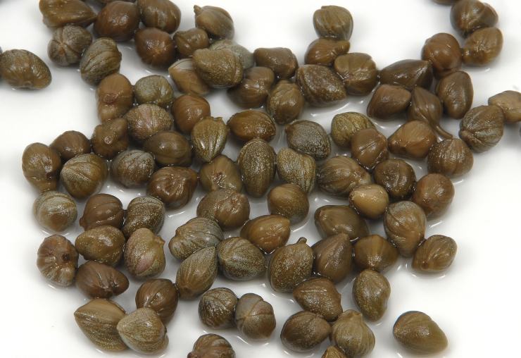 In una ciotola, mescolate il pane grattugiato con la granella di pistacchi, i capperi tritati e le scorze grattugiate di arancia e limone. Unite un filo d’olio extra vergine ed un paio di cucchiai di succo d’arancia fino a renderlo sabbioso, ma compatto.