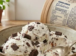 Coppa di gelato extra cioccolato Esselunga in primo piano in cucina con logo del marchio a sinistra