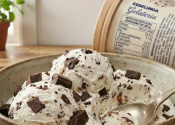 Coppa di gelato extra cioccolato Esselunga in primo piano in cucina con logo del marchio a sinistra