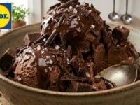 Coppa di gelato extra cioccolato Gelatelli Lidl in primo piano in una cucina