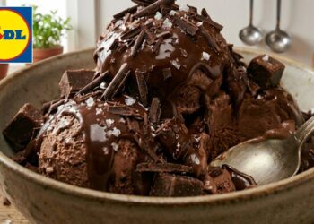 Coppa di gelato extra cioccolato Gelatelli Lidl in primo piano in una cucina