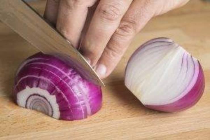 Quando l’olio sarà ben caldo, unite i bocconcini di pollo infarinati e rosolateli a fiamma vivace per 4/5 minuti girandoli spesso, finché avranno formato una crosticina dorata ed uniforme su tutti i lati. Prelevate il pollo con una schiumarola e mettetelo da parte in un piatto. Nella stessa padella aggiungete un altro cucchiaio d’olio, la cipolla rossa ed i peperoni. Saltateli a fuoco vivo per 3 minuti, poi abbassate la fiamma, salate, pepate ed unite il brodo vegetale.