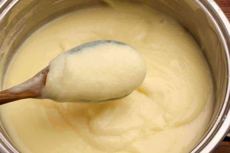 Preparazione della crema1.Scaldate il latte con i semi e il baccello di vaniglia. Mescolate in una ciotola i tuorli con lo zucchero e l’amido di riso fino a ottenere un composto liscio.2. Versate il latte caldo a filo sui tuorli filtrandolo con un colino, amalgamate con la frusta e rimettete sul fuoco. Addensate la crema a fiamma medio bassa continuando a mescolare per pochi minuti.3. Trasferite subito la crema in una ciotola fredda, copritela con pellicola a contatto e riponetela in frigo per bloccare l’ossidazione.4. Montate la panna fresca a neve ferma ed incorporatela delicatamente alla crema pasticcera ormai fredda.