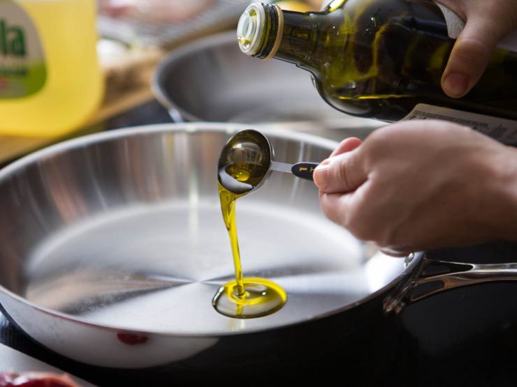 Scaldate un filo d’olio in padella e cuocete le polpette a fuoco medio-basso per circa 15 minuti, girandole spesso per dorarle uniformemente. Se volete cuocerle in forno oppure in friggitrice ad aria, impostate la temperatura a 190 gradi per 18/20 minuti, nebulizzando un po’ d’olio sulla superficie per la croccantezza. Servite subito!