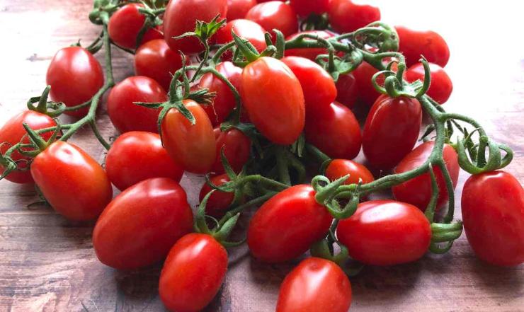 Nella stessa padella con il fondo di cottura rimasto, unite i pomodorini datterini, le olive nere di Gaeta e i capperi dissalati. Salate leggermente e lasciate cuocere a fuoco medio per 4 minuti, schiacciando qualche pomodorino con la forchetta per liberare i succhi. Rimettete i calamari in padella, saltate il tutto per l’ultimo minuto per amalgamare i sapori, spegnete il fuoco e completate con il prezzemolo tritato fresco: seervite e gustate subito!