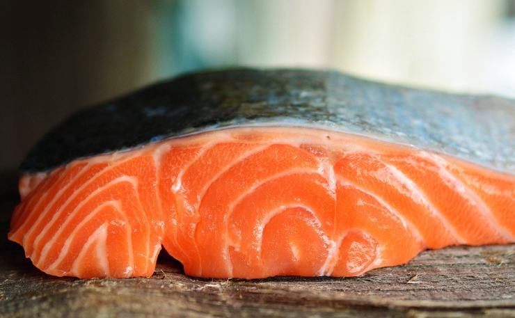 Prendete il filetto di salmone fresco, tagliatelo a cubetti regolari di circa due centimetri e cuocetelo a vapore o saltatelo velocemente in padella senza aggiungere grassi per 4-5 minuti, girandolo con delicatezza fino a farlo dorare. Tagliate l’avocado a metà e riducete la polpa a cubetti o a fette regolari, spruzzando con il restante succo di limone.