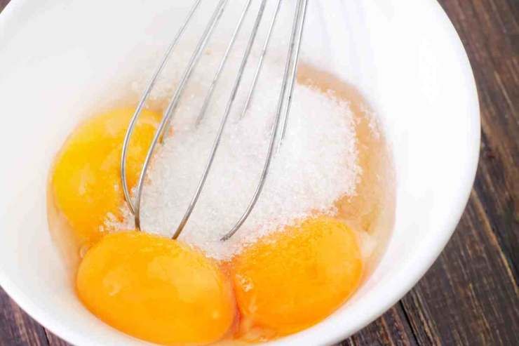 Preparazione delle bavaresiProcediamo con la base per le bavaresi: mettete i 9 grammi di gelatina in ammollo in acqua fredda per 10 minuti. In un pentolino sbattete i tuorli con lo zucchero, versate il latte e mettete sul fuoco basso. Mescolate continuamente finché la crema non velerà il cucchiaio e senza portarla a bollore. Spegnete il fuoco, strizzate la gelatina e scioglietela dentro la crema calda. Dividete ora la crema in due ciotole: nella prima mettete il cioccolato tritato (si scioglierà da solo con il calore), nella seconda mettete la pasta di nocciole. Mescolate entrambe e lasciatele intiepidire.Il passaggio finaleMontate i 450 ml di panna lasciandola morbida, incorporatene metà nella crema al cioccolato ormai tiepida e metà in quella alla nocciola. Prendete ora l’anello dal freezer e versate la vostra bavarese al cioccolato sopra il croccante. Appoggiate sopra il secondo disco di pan di spagna, versate sopra la bavarese alla nocciola e rimettete in freezer per 30 minuti.