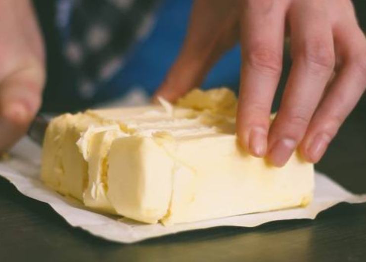 In un’ampia padella antiaderente, fate sciogliere il burro (o scaldate un po’ di olio extravergine) a fuoco medio. Disponete le fette di finocchio una accanto all’altra, senza sovrapporle, coprendo interamente il fondo. Lasciate cuocere a fiamma viva per circa 3 minuti, finché la base inizierà a prendere un bel colore dorato. Girate le fette di finocchio dall’altro lato con una spatola. Coprite immediatamente la superficie con i cubetti di provola ed una pioggia abbondante di parmigiano reggiano grattugiato.