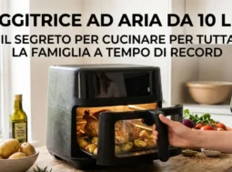 Friggitrice ad aria da 10 litri per famiglia Una grande friggitrice ad aria da 10 litri su un piano in legno in cucina, contenente un pollo intero arrosto con patate ben dorate.