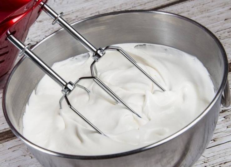 Tagliate la torta a metà, bagna leggermente la base con il succo rilasciato dalle fragole, stendete uno strato di panna, aggiungete le fragole a pezzetti e coprite con il secondo disco. Rivestite tutta la torta con la panna rimasta e decorate con le fragole intere e qualche ciuffetto di panna. Godetevi tutta la sua bontà!